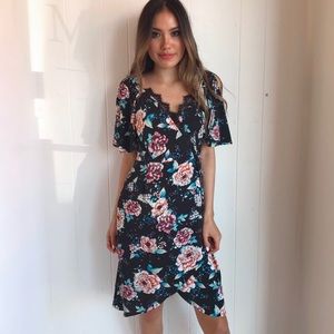 🆕 Floral Wrap Dress with V-neck Lace